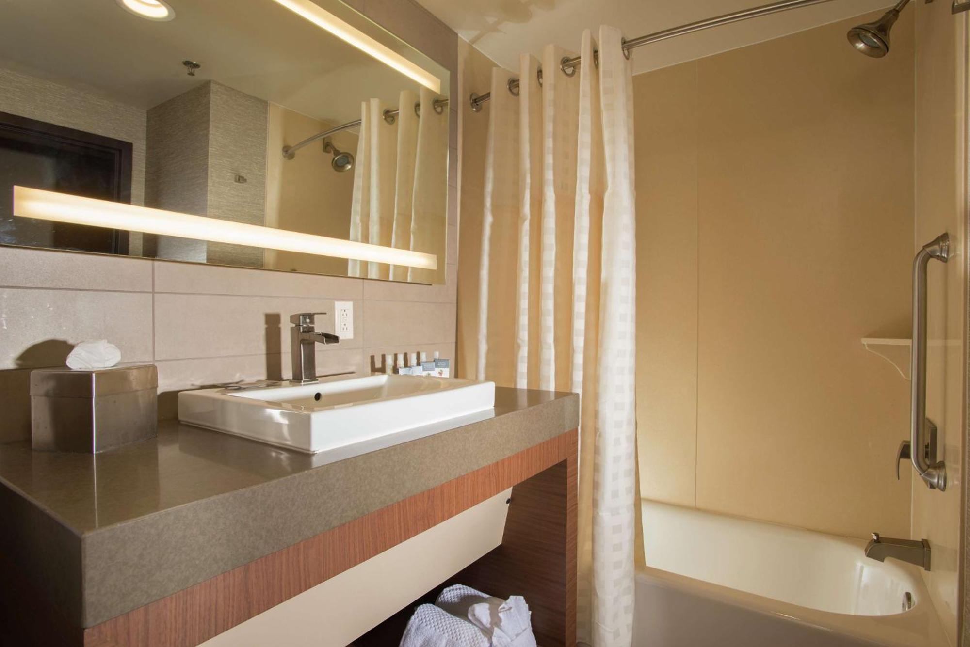 The Broadway Columbia - A Doubletree By Hilton Hotel Екстериор снимка